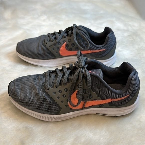 Nike running shoe grey, peach swoosh, white/black soles size 8W - Picture 5 of 14